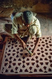 Agra;-Chisel;-Crafts;-Craftsman;-Hammer;-India;-Islamic-geometry;-Itimad-ud-Daulah;-Jali;-Kaleidos;-Kaleidos-images;-La-parole-à-limage;-Mughal;-Pink-stone;-Restoration;-Stars;-Stone;-Stonecutter;-Stories-Pictures;-Tarek-Charara;-Uttar-Pradesh